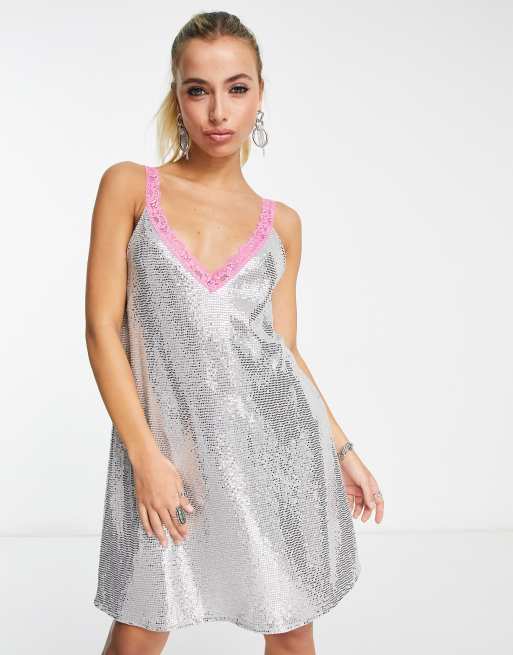 Vestido corto de tirantes de lentejuelas metalizadas con ribete de encaje en contraste de Flounce London 