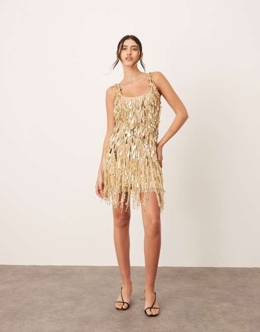 Vestido corto dorado con diseño con abalorios, cuello ancho y bajo de flecos de ARRANGE, 2 de 4