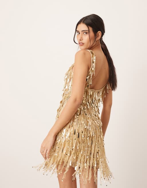 Vestido corto dorado con diseño con abalorios, cuello ancho y bajo de flecos de ARRANGE, 3 de 4