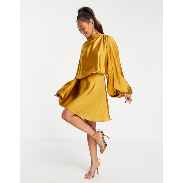 Vestido corto dorado con manga estilo blus n y espalda abierta de