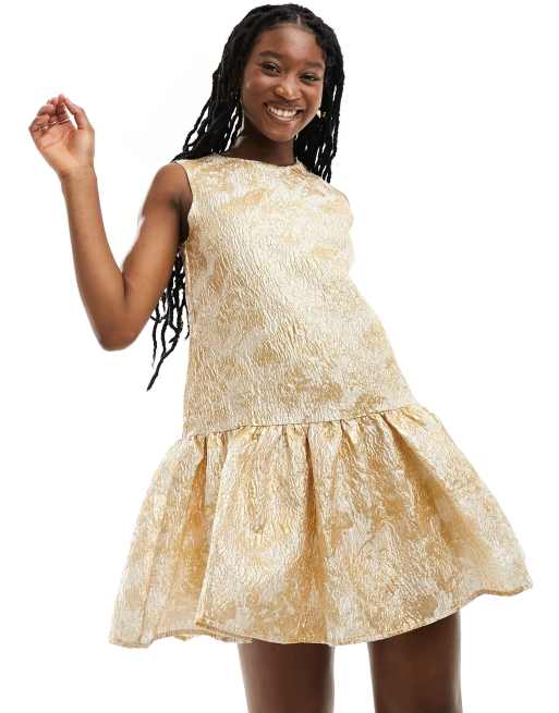 Vestido corto dorado estilo pichi de jacquard Cassandra de sister jane, 3 de 4