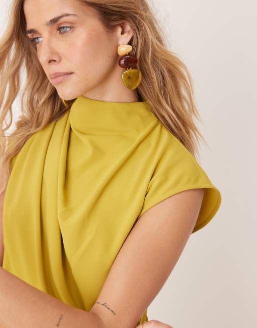Vestido corto dorado sin mangas con cuello alto drapeado de ASOS DESIGN, 4 de 4