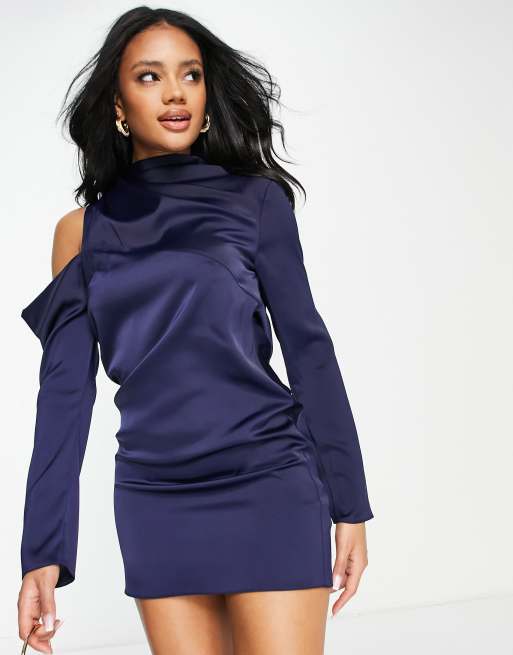 Vestido corto drapeado con cuello alto y hombro descubierto de