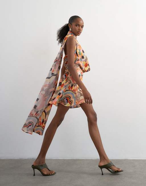 Vestido corto drapeado con cuello tipo fular y estampado de mosaico de Topshop