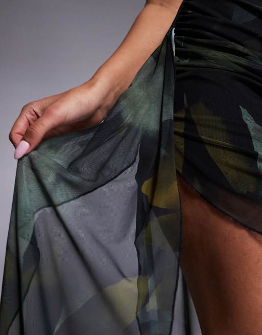 Vestido corto en tonos oscuros asimétrico drapeado con estampado floral extragrande de malla de ASOS DESIGN, 3 de 4