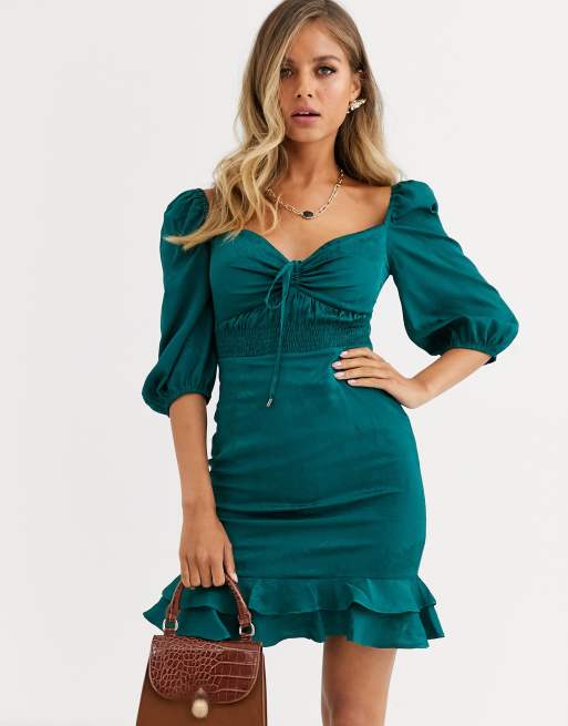Vestido corto en verde bosque con escote de corazón y bajo de volante de Dark Pink