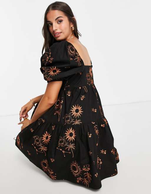 Vestido corto escalonado con botones en el cuello y estrellas bordadas de algodón de ASOS DESIGN, 3 de 4