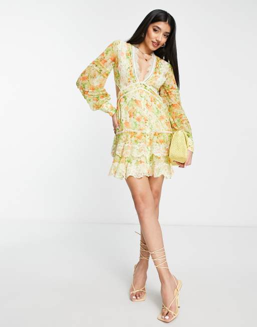 Vestido corto escalonado con estampado de florecitas silvestres de chifón con aplicación de encaje de ASOS DESIGN