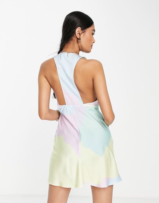 Vestido corto escotado de corte al bies con espalda de nadadora y estampado pastel de ASOS DESIGN, 2 de 4