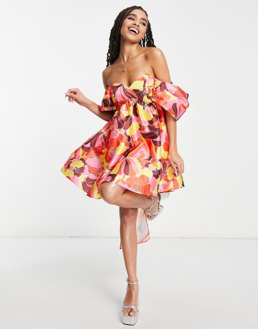 Vestido corto estilo babydoll con estampado floral en tonos luminosos y escote Bardot de ASOS LUXE