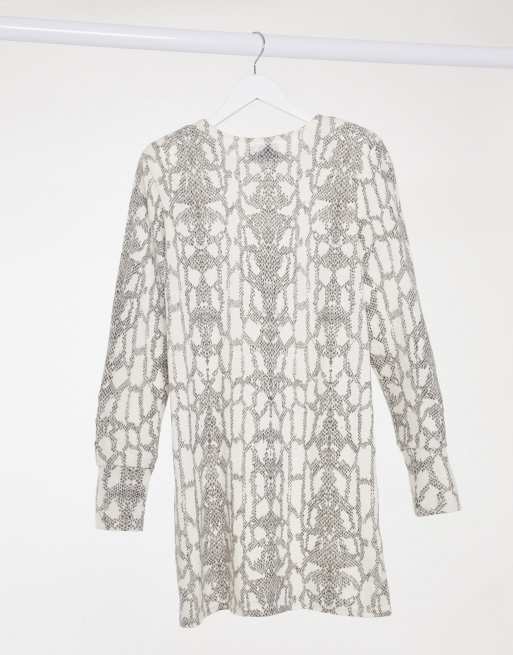 Vestido corto estilo jersey de manga larga con estampado de serpiente de punto supersuave de ASOS DESIGN, 2 de 4