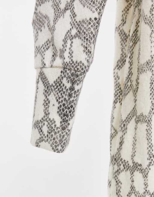 Vestido corto estilo jersey de manga larga con estampado de serpiente de punto supersuave de ASOS DESIGN, 3 de 4