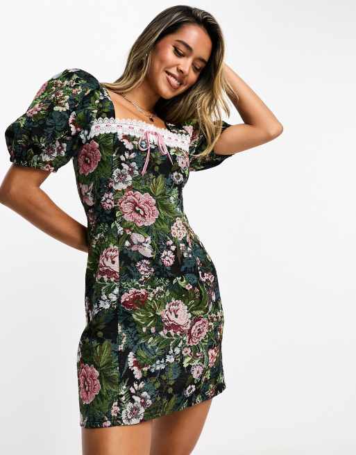 Vestido corto estilo mesonera con estampado floral tipo tapiz y detalle de lazo de ASOS DESIGN