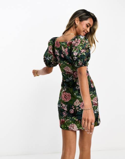 Vestido corto estilo mesonera con estampado floral tipo tapiz y
