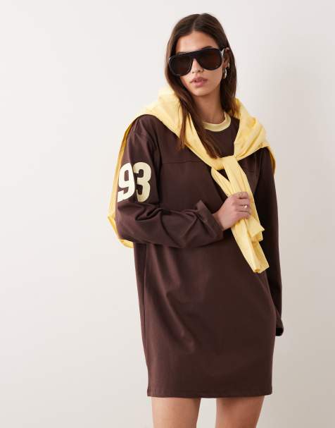 Vestido corto extragrande de manga larga con estampado gráfico de número "93" de ASOS DESIGN - view 1