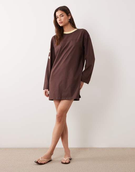 Vestido corto extragrande de manga larga con estampado gráfico de número "93" de ASOS DESIGN, 2 de 4