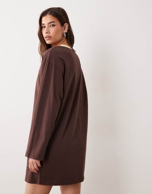 Vestido corto extragrande de manga larga con estampado gráfico de número "93" de ASOS DESIGN, 3 de 4