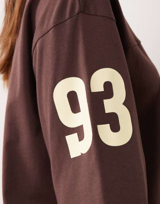Vestido corto extragrande de manga larga con estampado gráfico de número "93" de ASOS DESIGN, 4 de 4