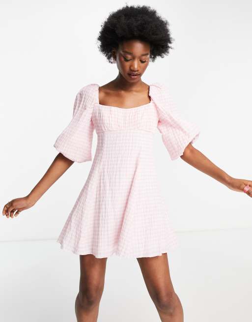 Vestido corto fruncido a cuadros vichy rosa bebé de corte amplio extragrande de Forever New, 4 de 4