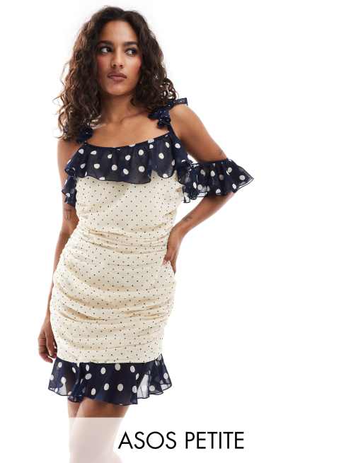 Vestido corto fruncido con estampado variado de lunares y detalle de volante de ASOS DESIGN Petite
