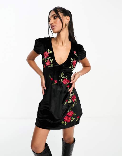 Vestido corto fruncido con manga de casquillo, pecho fruncido y bordado de rosas de terciopelo de ASOS DESIGN