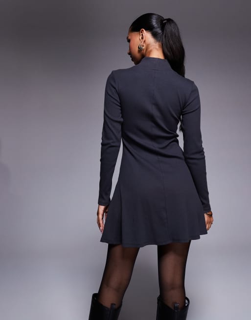 Vestido corto gris carbón ajustado con cuello alzado vuelto de ASOS DESIGN, 4 de 4