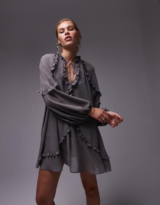 Vestido corto gris carbón de corte trapecio con volante de Topshop