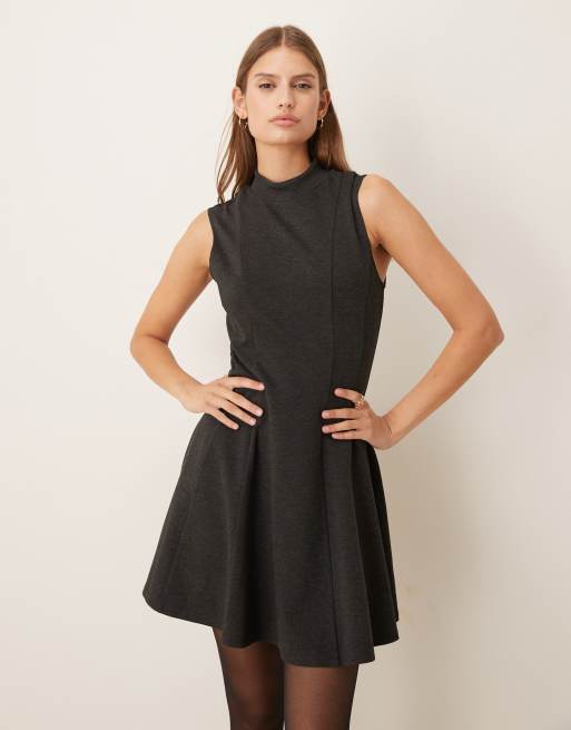 Vestido corto gris carbón plisado sin mangas de Mango