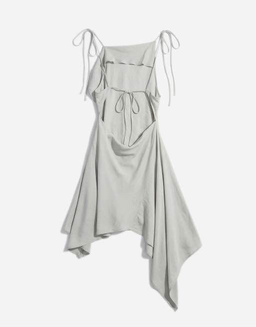 Vestido corto gris claro asimétrico con espalda al aire y volantes de Weekday, 6 de 11
