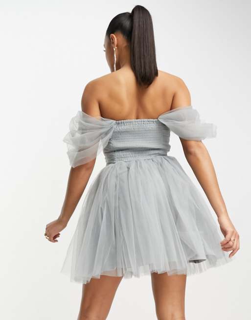 Vestido corto gris claro cruzado de tul exclusivo de Lace & Beads, 2 de 4