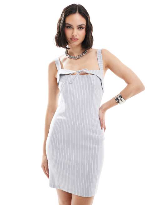 Vestido corto gris con raya diplomática y detalle de lazada de ASOS DESIGN