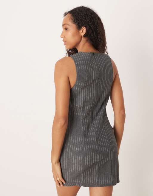 Vestido corto gris de core recto sin mangas con detalle de bolsillo y raya diplomática de ASOS DESIGN, 2 de 4
