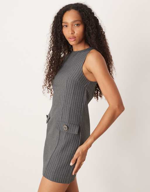 Vestido corto gris de core recto sin mangas con detalle de bolsillo y raya diplomática de ASOS DESIGN, 4 de 4