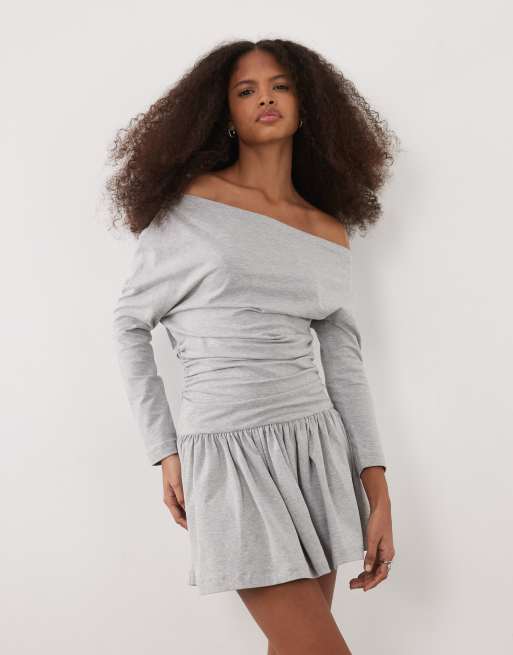 Vestido corto gris de manga larga con falda de corte amplio de ASOS DESIGN, 2 de 4