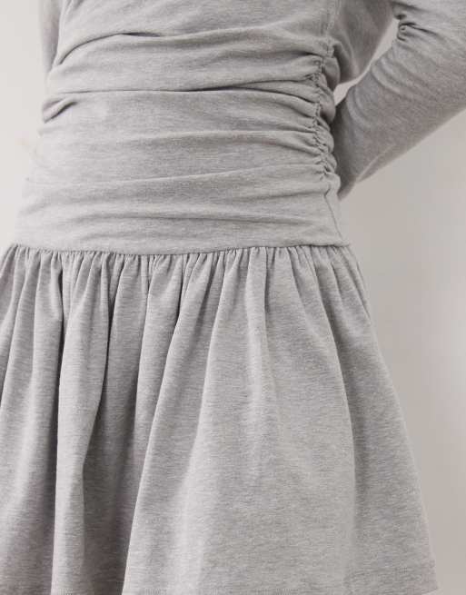 Vestido corto gris de manga larga con falda de corte amplio de ASOS DESIGN, 3 de 4
