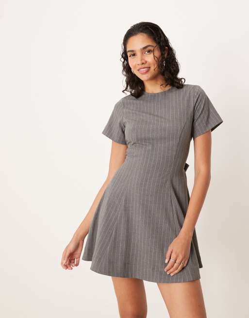 Vestido corto gris estilo camiseta con raya diplomática y espalda abierta con lazada de ASOS DESIGN, 3 de 4