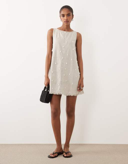 Vestido corto gris lavado con cuello barco y adornos de perlas de sarga de ASOS DESIGN, 4 de 4