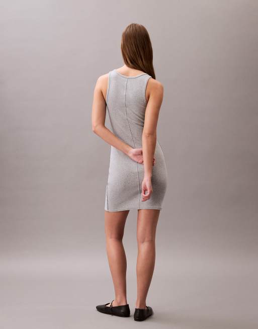 Vestido corto gris sin mangas con logo de canalé de Calvin Klein Jeans, 4 de 4