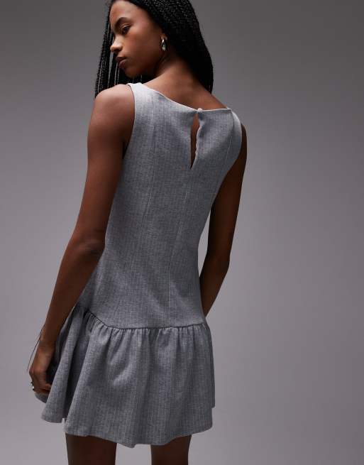 Vestido corto gris sin mangas con raya diplomática y falda plisada de ASOS DESIGN, 4 de 4