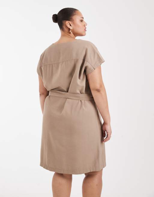 Vestido corto gris topo con lazada en la cintura de ONLY Curve, 4 de 4