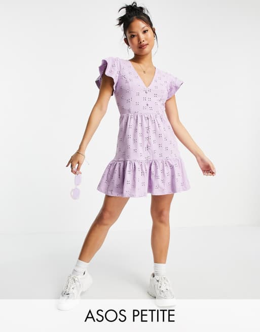 Vestido corto lila bordado con cuello de pico, botones y sobrefalda en el bajo de ASOS DESIGN Petite