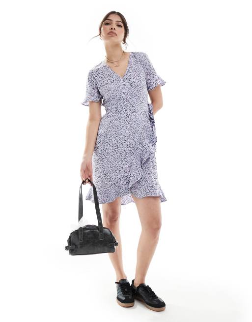 Vestido corto lila cruzado con volantes y estampado de florecitas de Only , 4 de 4