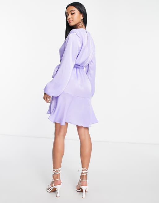 Vestido corto lila cruzado de satén de First Distraction The Label Petite, 3 de 4