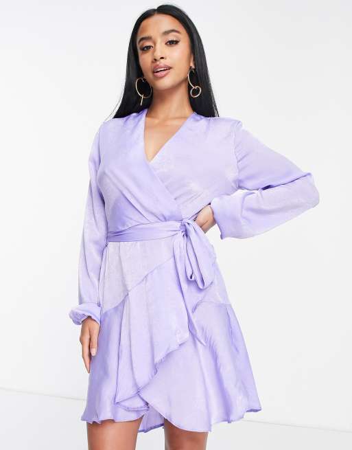 Vestido corto lila cruzado de satén de First Distraction The Label Petite, 4 de 4