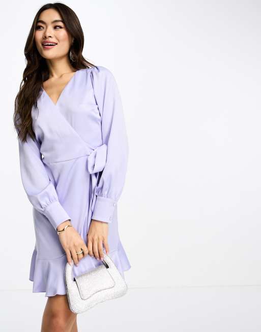 Vestido corto lila cruzado de satén de Style Cheat