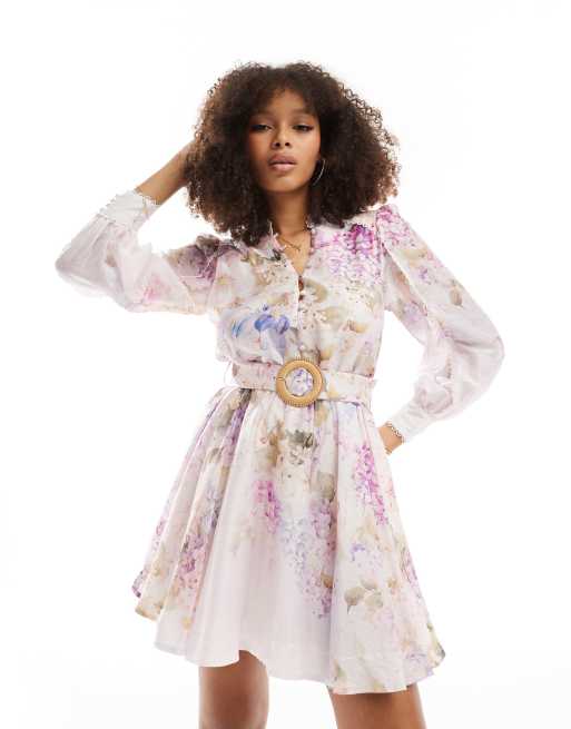 Vestido corto lila y rosa con estampado floral, diseño bordado y cinturón de Forever New