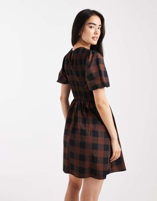 Vestido corto marrón a cuadros fruncido de New Look, 4 de 4