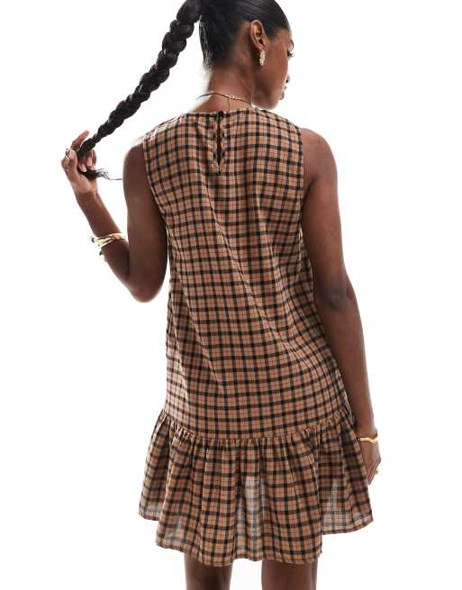 Vestido corto marrón a cuadros negros sin mangas con cintura baja de ONLY, 4 de 4
