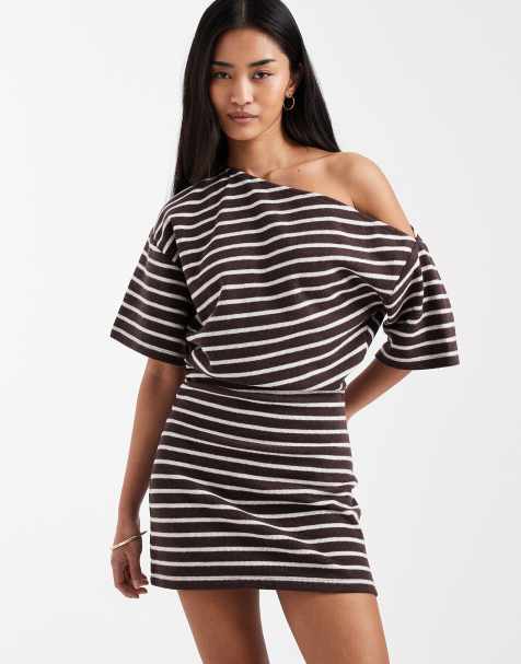 Vestido corto marrón a rayas fruncido de manga corta con hombro caído de tejido muy suave de ASOS DESIGN - view 1