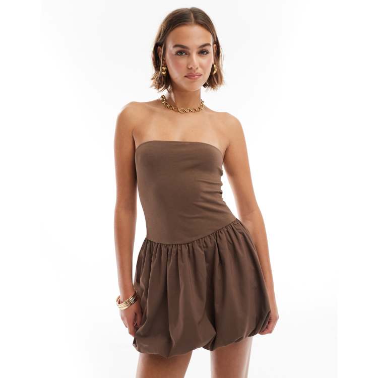 Vestido corto marrón abullonado con escote palabra de honor de